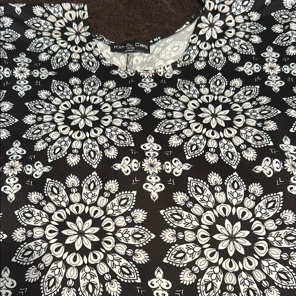 Kim & Cami Black and White Boxy Blouse. Size Large.
